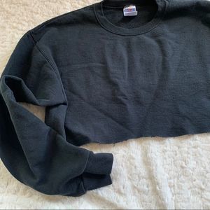 Crop cut black sweatshirt crewneck